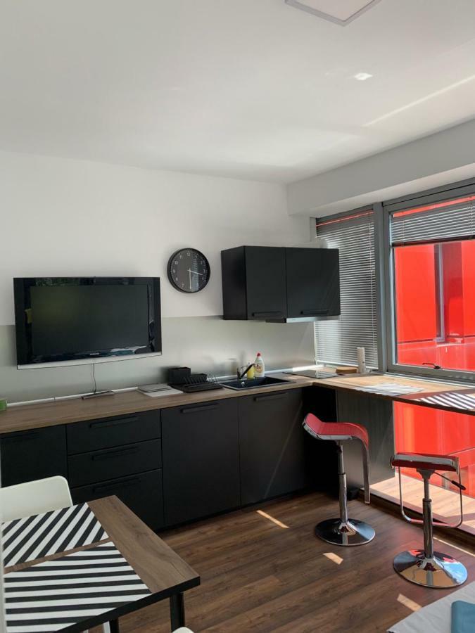 Lilia 3 Self-Check In Apartment With Hot Water Despite Prevention In The Neighborhood, Food And Drink Shop Open Until 10 Pm And Free Parking Area Next Ot 24 Hours Food And Drink Shop And Free Parking Area Σόφια Εξωτερικό φωτογραφία