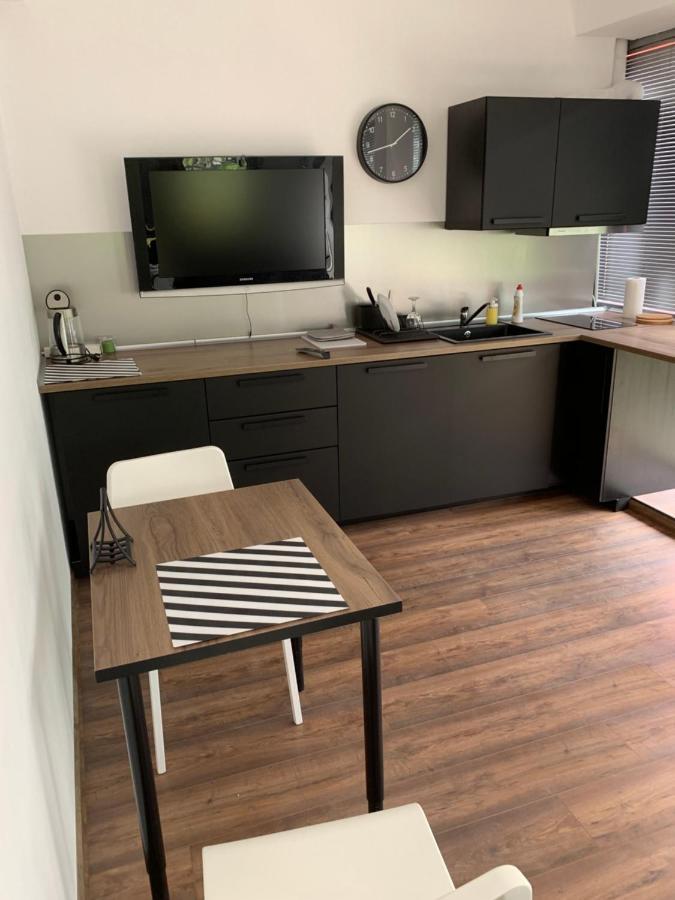 Lilia 3 Self-Check In Apartment With Hot Water Despite Prevention In The Neighborhood, Food And Drink Shop Open Until 10 Pm And Free Parking Area Next Ot 24 Hours Food And Drink Shop And Free Parking Area Σόφια Εξωτερικό φωτογραφία